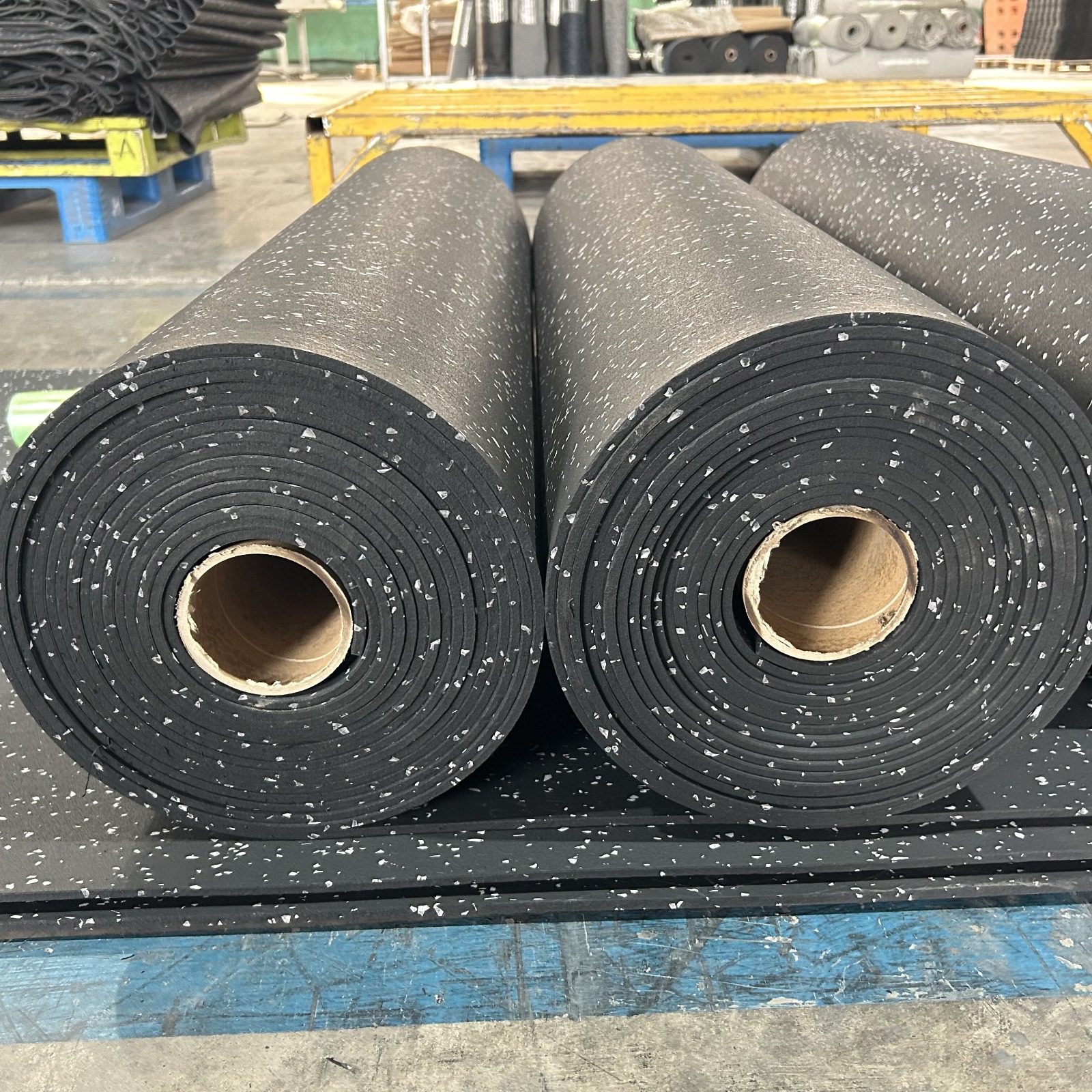 Black rubber gym flooring rolls with white flecks