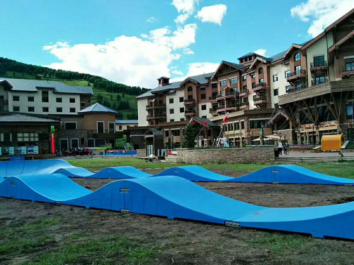 Modular pump track installation